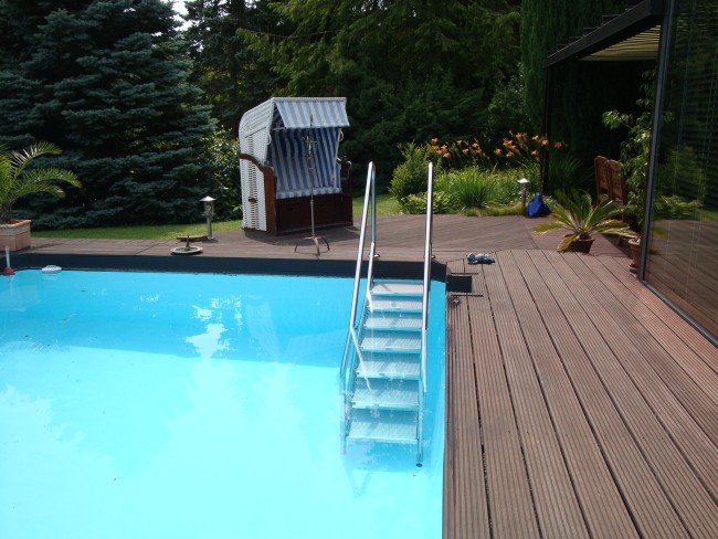 Treppenanlage für den Pool - Rutschfester und sicherer Pool-Einstieg