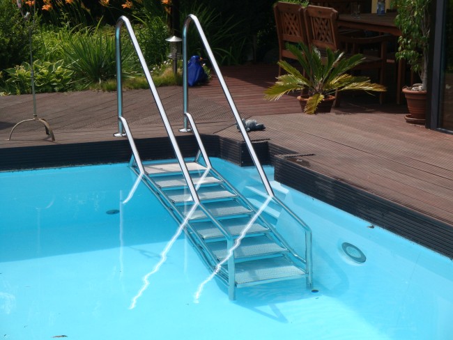 treppenanlage-für-den-pool-sicher-bequem-rutschfest-schwimmingpool
